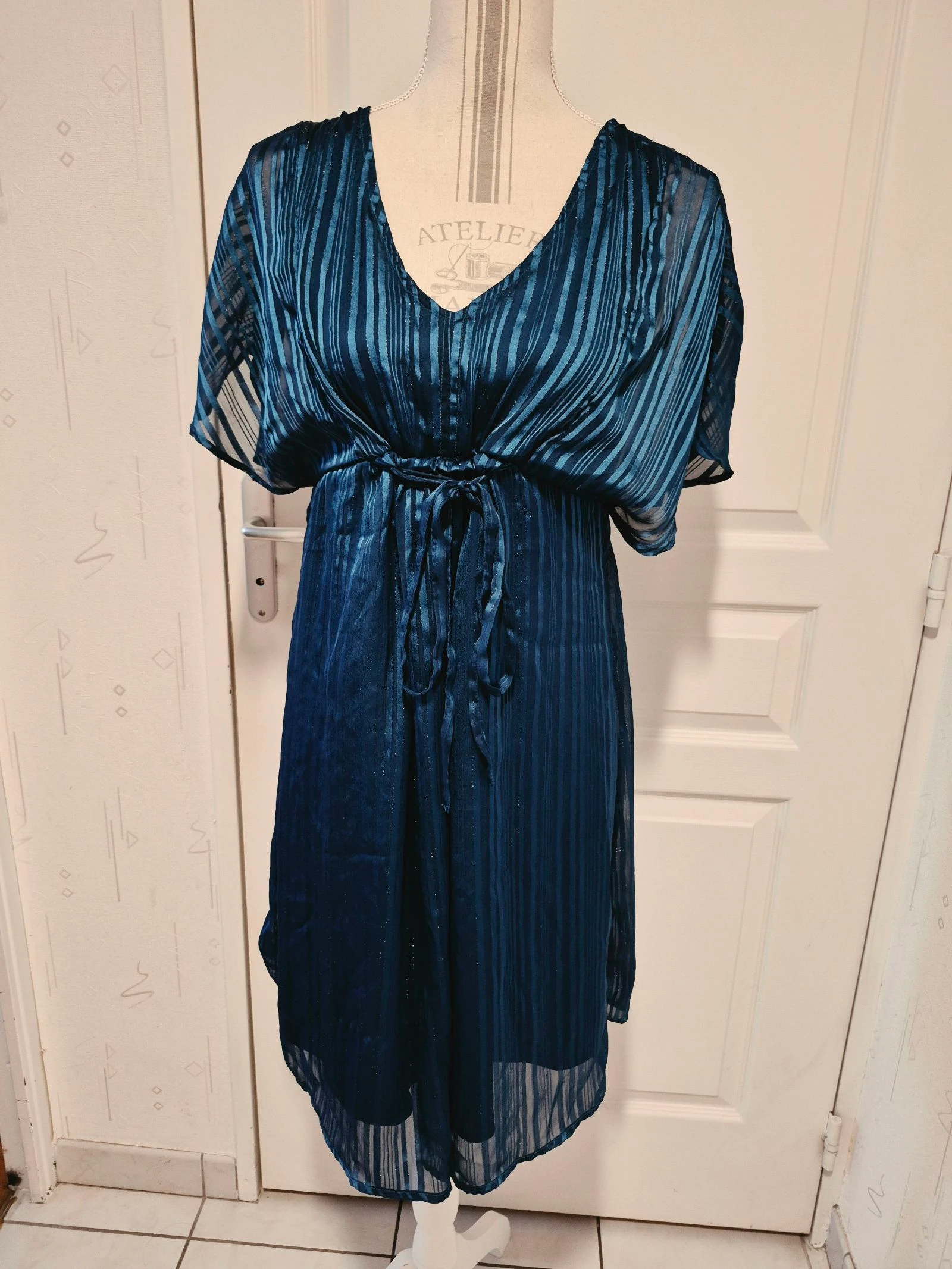 Lindo vestido azul brilhante - Kiabi - Tamanho M 38 – photo 2